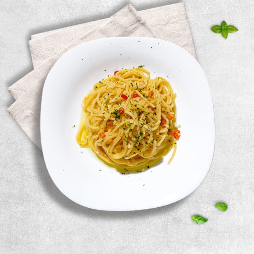 Spaghetti aglio olio - spaghetti aglio e olio (1 portion | served hot)
