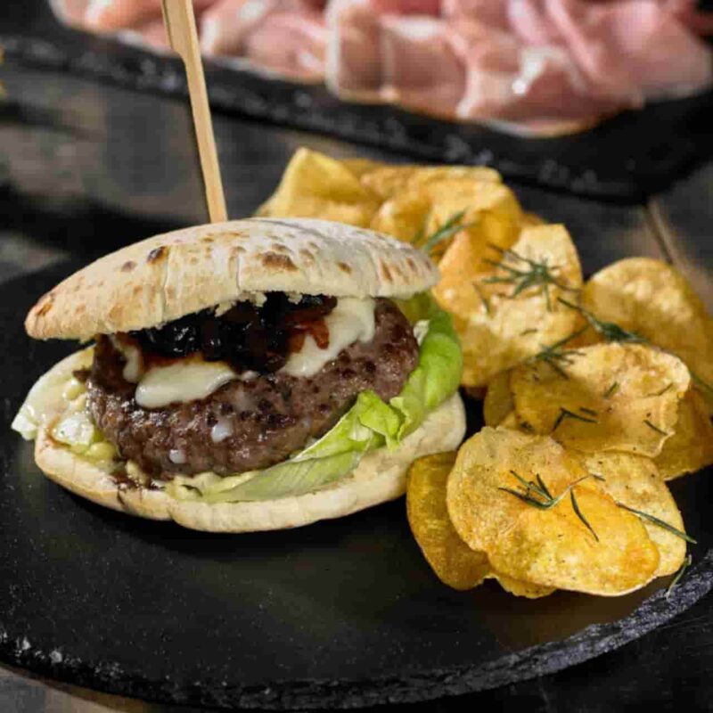 Panino ultras hot - hamburger italiano (1 portion | served hot)